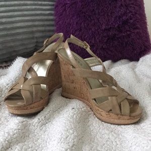 GUESS NUDE WEDGES W/GORG DETAILING
